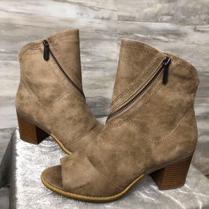 White Mountain Vegan Leather Peep Toe ankle boot 8